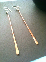 Load image into Gallery viewer, Hammered copper bar earrings