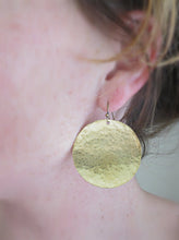 Load image into Gallery viewer, Hammered round brass earrings