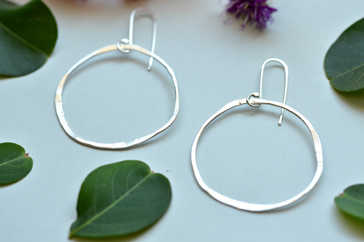 NEW BOHO SOL women\'s square hammered hoop earrings in silver The Large Square Hoops – HOMNE main image 2